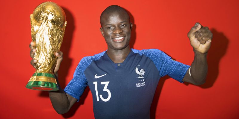 Kante là một trong số ít những cầu thủ có khả năng "bao sân", từ phản công cho tới phòng thủ anh đều làm rất tốt