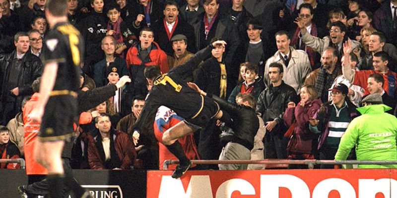 Cú đá "Kungfu" năm ấy vẫn còn in đậm trong ký ức của các fan bóng đá trên toàn thế giới