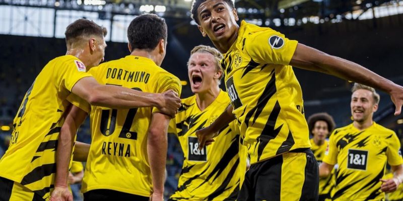 Màu áo vàng đen đặc trưng của Dortmund luôn cho người xem cảm giác hừng hực khí thế và nỗ lực quyết tâm không ngừng