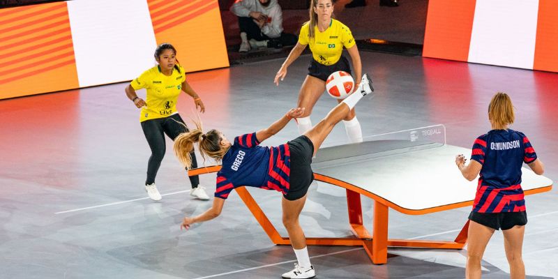 Teqball được xem là sự kết hợp giữa bóng đá và bóng bàn